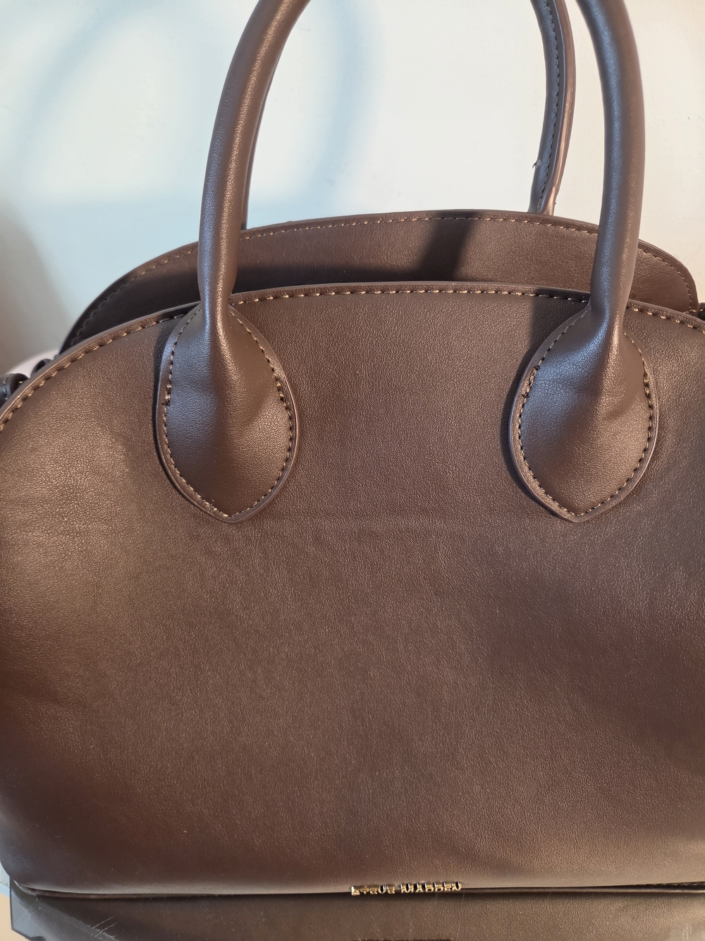 Steve Madden Classic Brown Leather Satchel Handbag with Gold Hardware - Picture 3 of 4